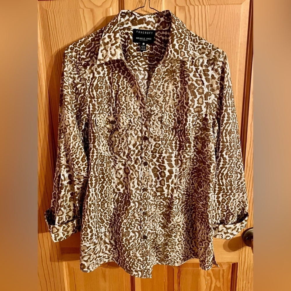 Foxcroft Wrinkle Free Fitted Tailored Button Down Shirt Size 12 Crocodile Print